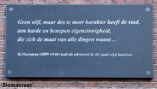 833235 Afbeelding van de plaquette met daarop de beginregels van het gedicht 'Utrecht' van Hendrik Marsman (1899-1940) ...